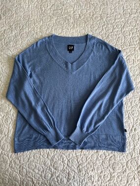 GAP Women's Relaxed Fit Comfortable Lightweight V-Neck Sweater in English Manor